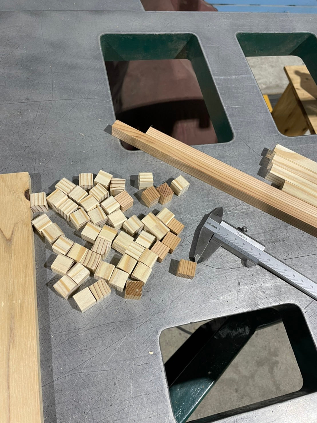 *杉の木の端材でつくったアロマキューブ