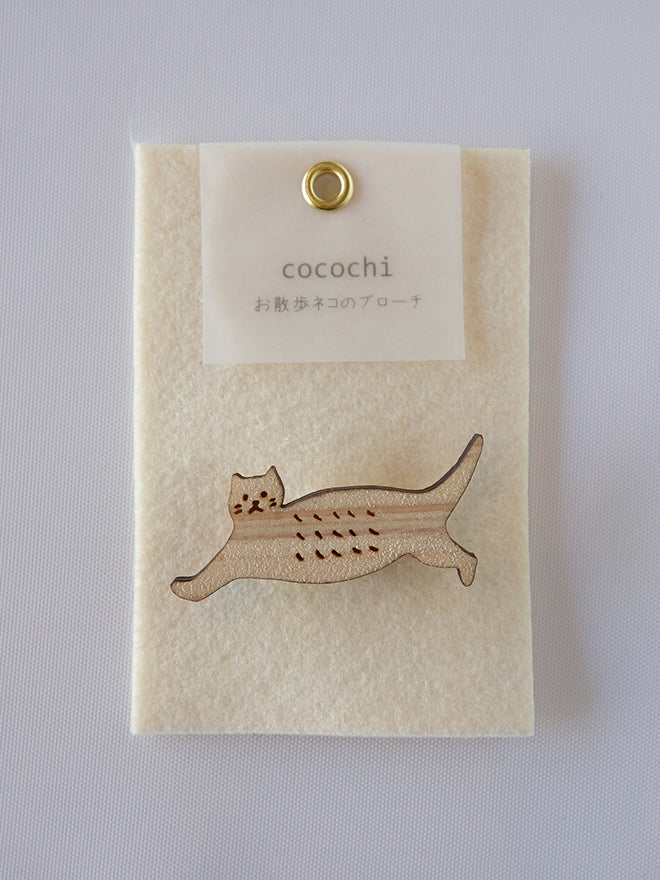 お散歩ネコのブローチ