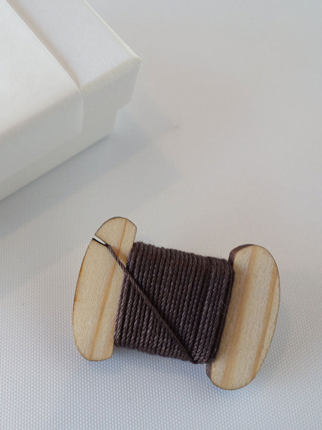 糸巻きブローチ