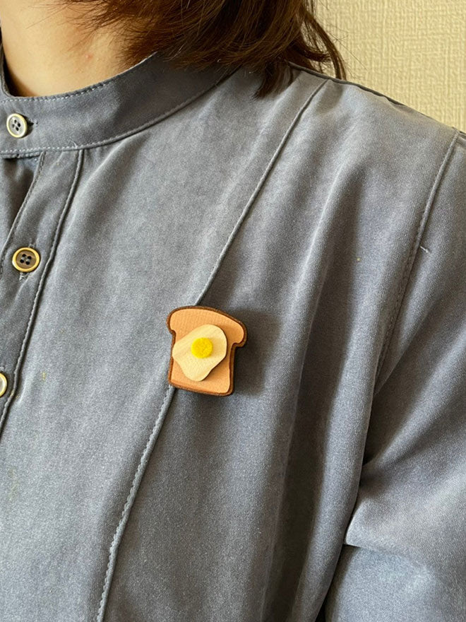 目玉焼き食パンのブローチ